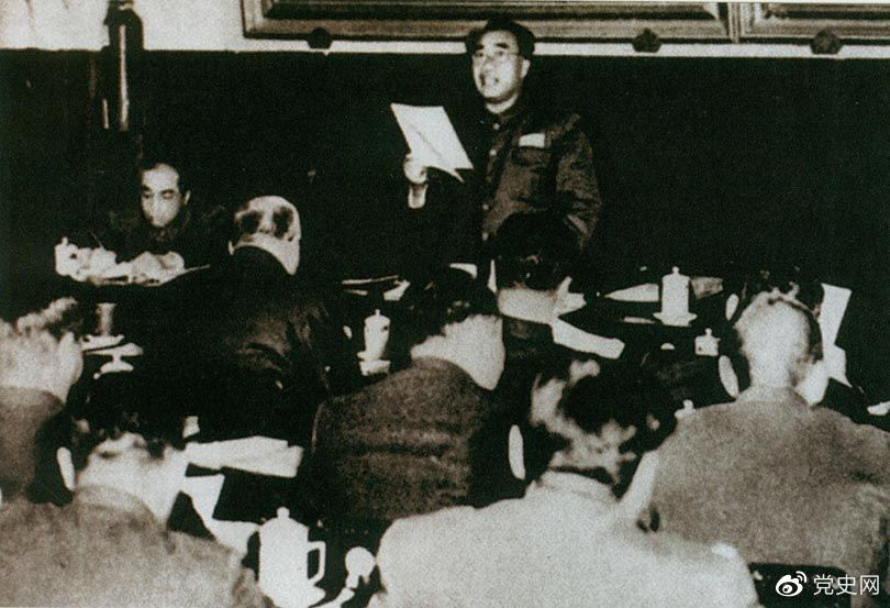 1953年12月7日，朱德在全国军事系统党的高级干部会议上致开幕词。